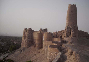روزگار کمر قلعه تاریخی منوجان را شکست