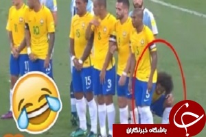 حرکات موزون کمک‌داور با هواداران در لحظات خنده دار فوتبال ۱۷-۱۶ + فیلم