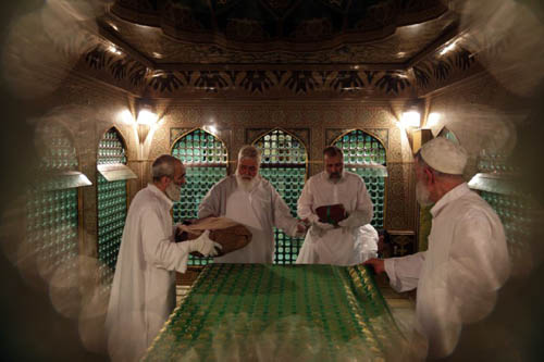 غبار روبی روضه منوره رضوی
