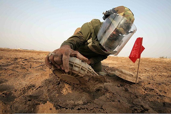 142 نفر در افغانستان ماهانه قربانی مینهای جاسازی شده میشوند 142 نفر در افغانستان ماهانه قربانی مینهای جاسازی شده میشوند
