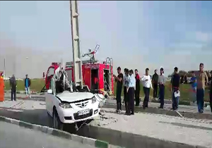 تصادف شدید مزدا 3 با تیر برق در کرمانشاه + فیلم