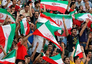 یک ایرانی سه هزار بلیت بازی ایران و سوریه را رایگان توزیع می کند