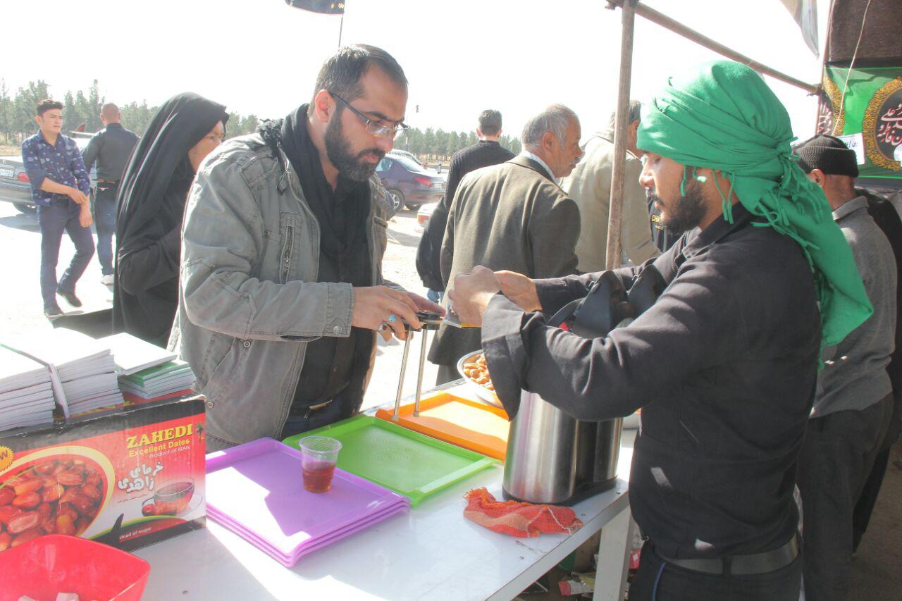 راه&zwnj;اندازی موکب مهاجرین افغانستانی در مسیر زائرین اربعین