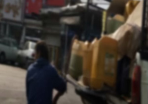 خرید مخلوطی از آب و بنزین در پشت صف های طولانی پمپ بنزین! +فیلم