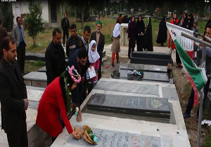 تقدیم مدال کاراته کای جهان به شهدای مدافع حرم