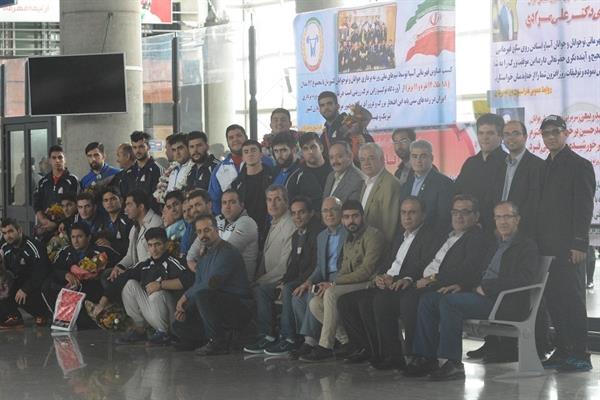 بازگشت قهرمانان وزنه&zwnj;برداری نوجوانان و جوانان آسیا به میهن