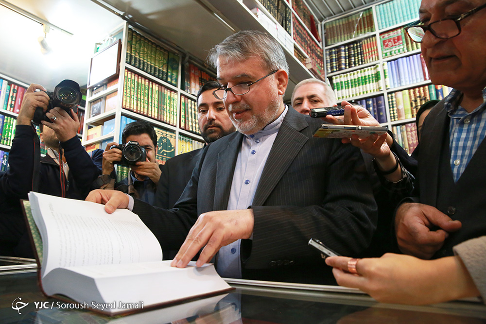 کتابگردی صالحی امیری در خیابان انقلاب/ حل معضل گرانی و قاچاق کتاب وعده وزیر ارشاد