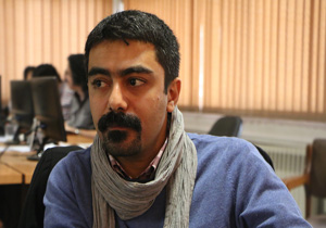 کاوه فولادی نسب در حال ترجمه «نوشتن مانند بزرگان»