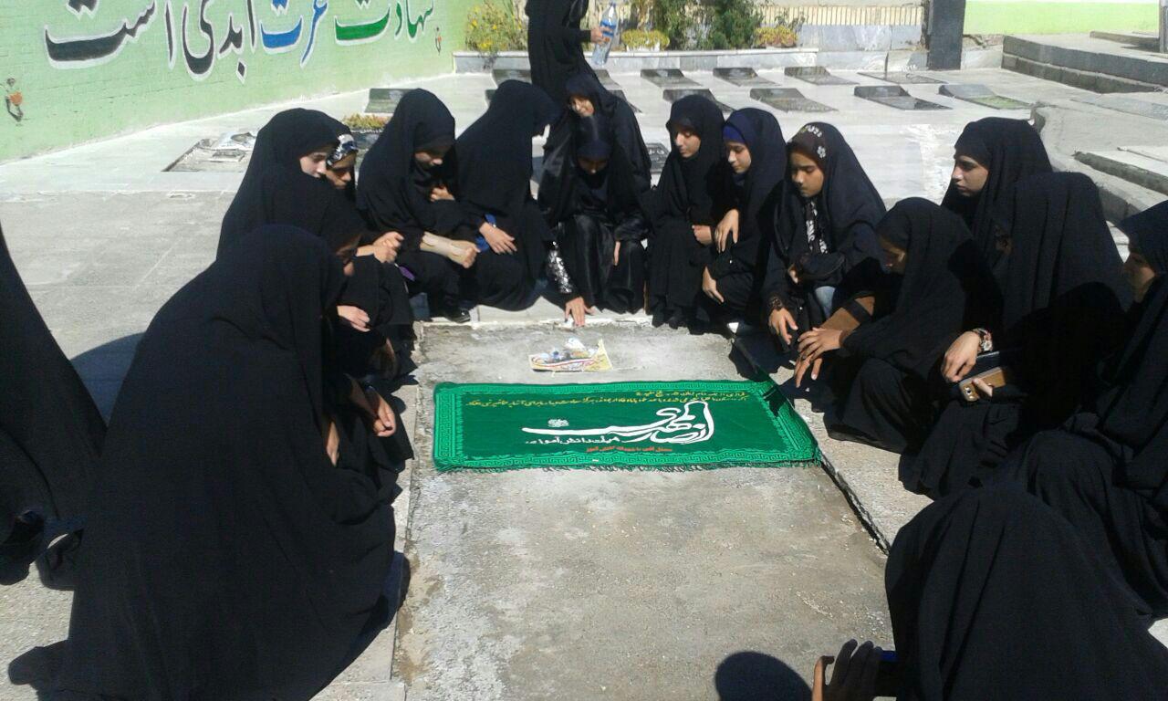 حضور دانش آموزان در جوار مزار شهید محسن خزائی