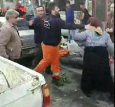 شهرداری فومن با عوامل برخورد فیزیکی پیرزن دست فروش برخورد می کند