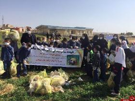 جمع آوری زباله های روستای چتز توسط دانش آموزان