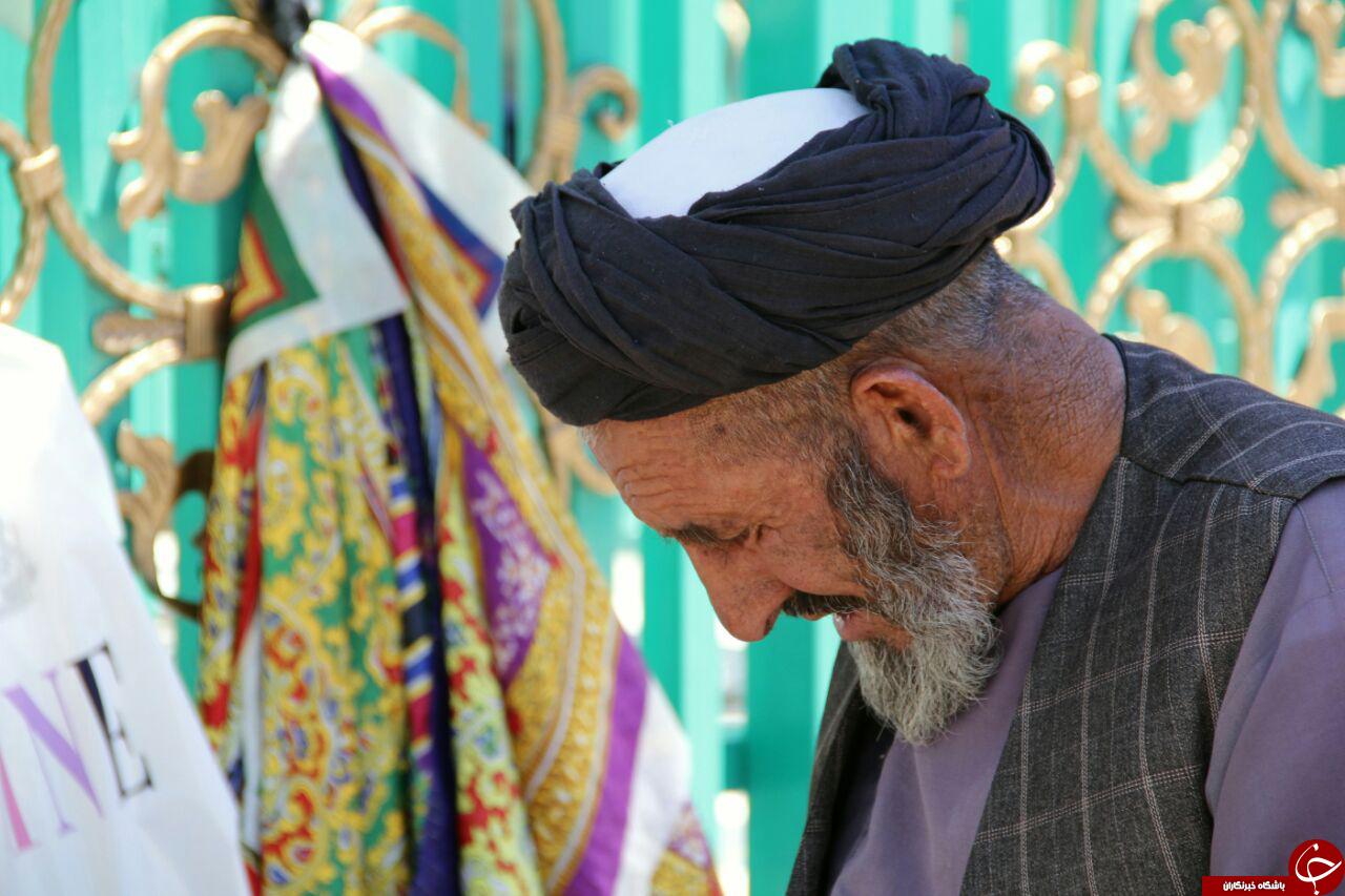 عکسی از ارادت پیرمرد افغانستان به نماد مذهبی جهنده