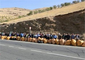 حاشیه دریاچه سد مهاباداز زباله پاکسازی شد