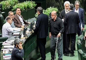 علت عصا بدست شدن نادر قاضی پور در مجلس +تصاویر