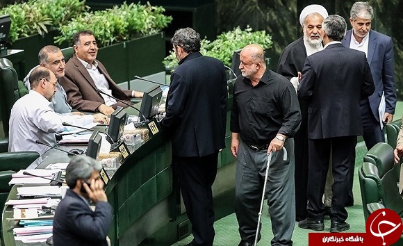 علت عصا بدست شدن نادر قاضی پور در مجلس +تصاویر