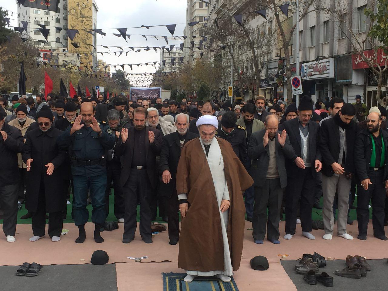 اقامه نماز ظهر اربعین در مشهد+تصویر