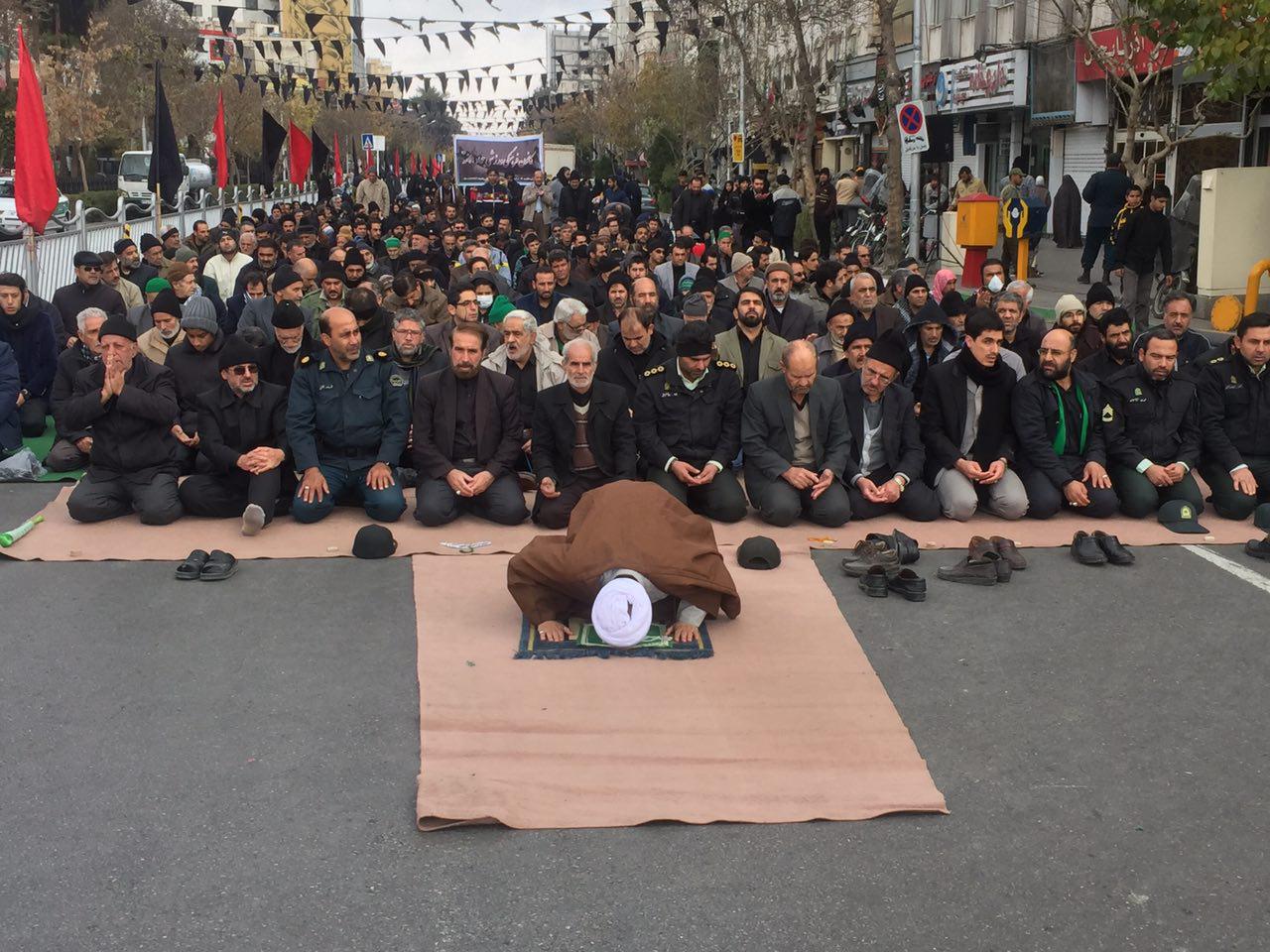 اقامه نماز ظهر اربعین در مشهد+تصویر