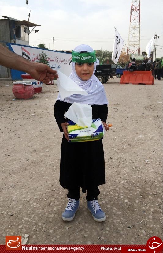 کودکی که با دستمال کاغذی از زوار پذیرایی می&zwnj;کند