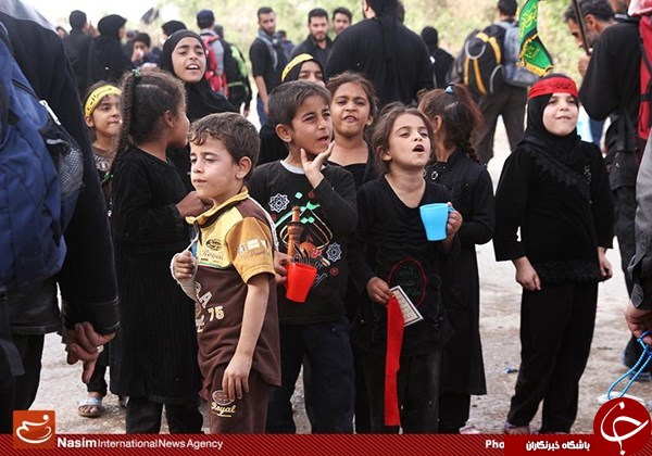 کودکی که با دستمال کاغذی از زوار پذیرایی می&zwnj;کند