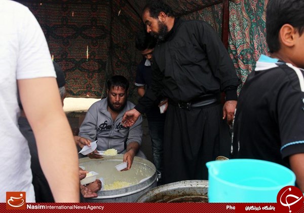 کودکی که با دستمال کاغذی از زوار پذیرایی می&zwnj;کند