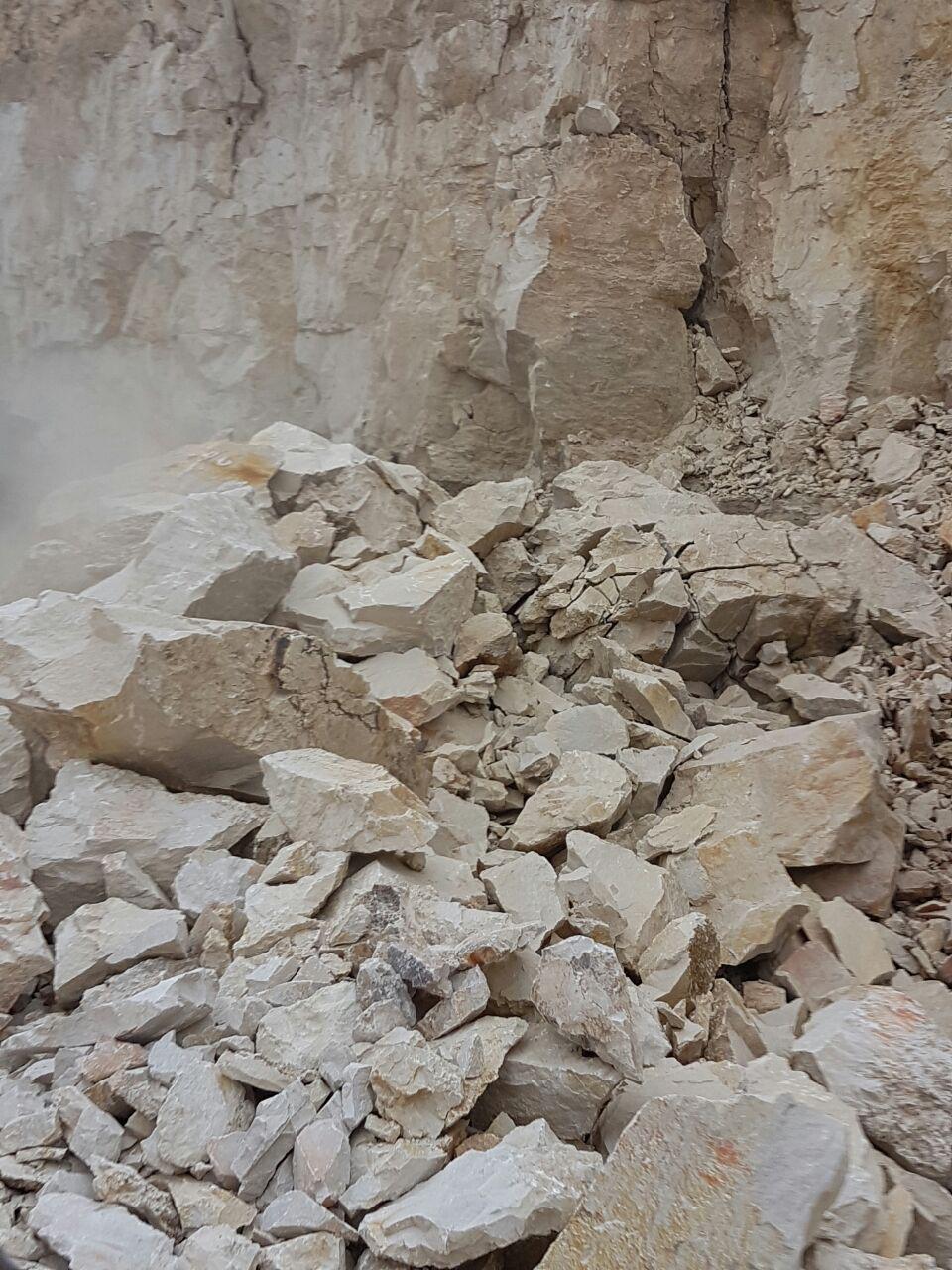 ریزش کوه و مسدود شدن جاده بین المللی سرخس+عکس