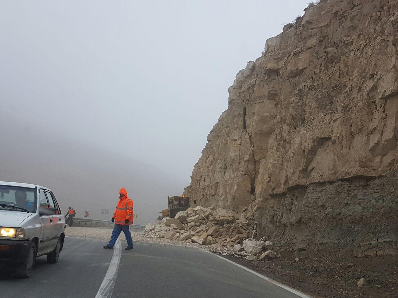 ریزش کوه و مسدود شدن جاده بین المللی سرخس+عکس