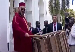 طبل زدن پادشاه مغرب در تانزانیا + فیلم
