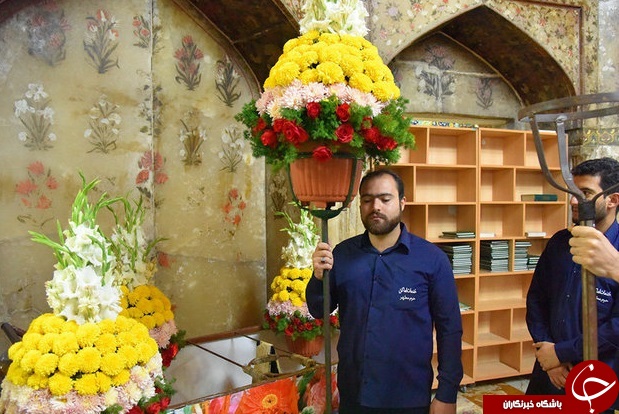 مراسم تعویض گلهای ضریح حرم حضرت معصومه(س)+تصاویر
