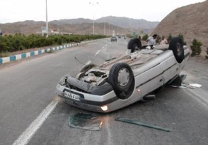 واژگونی پژو پارس در برخورد با خودروی تندر/ حادثه تلفات جانی نداشت