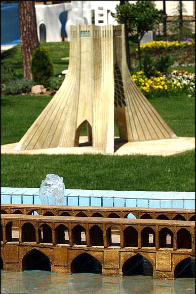 بناهای نقلی از ساختمان های بزرگ معروف شهرها