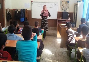 قصه گويی مربيان كانون  برای دانش‌آموزان در زنگ انشاء