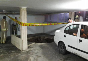 فرونشست کف پارکینگ ساختمان مسکونی، 2 خودرو را بلعید/ محل حادثه ایمن سازی شد