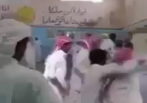 کتک کاری شدید دانش آموزان عربستانی در مدرسه + فیلم