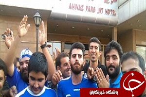 مصاحبه با هواداران استقلال مقابل هتل اقامت آبی پوشان در اهواز + فیلم