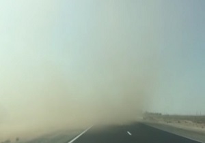 لحظه وقوع گردباد در جاده + فیلم