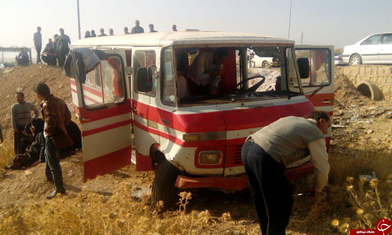 8 مجروح در حادثه انحراف مینی&zwnj;بوس از جاده + تصاویر
