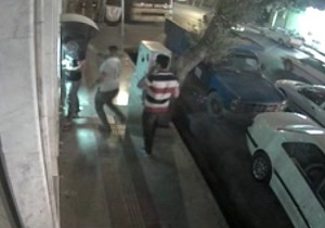 از زورگیری و ضرب وشتم مقابل عابربانک تا خارج شدن مایعی سیاه رنگ و مشکوک از تنه درخت! + فیلم و تصاویر