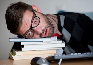 با خواب آلودگی پاییز و زمستان چه کنیم؟