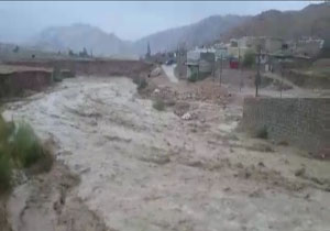 بسته شدن راه&zwnj;های ارتباطی روستای پران پرویز بر اثر سیل + فیلم