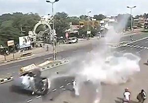 تصادف دو خودرو در تقاطع + فیلم