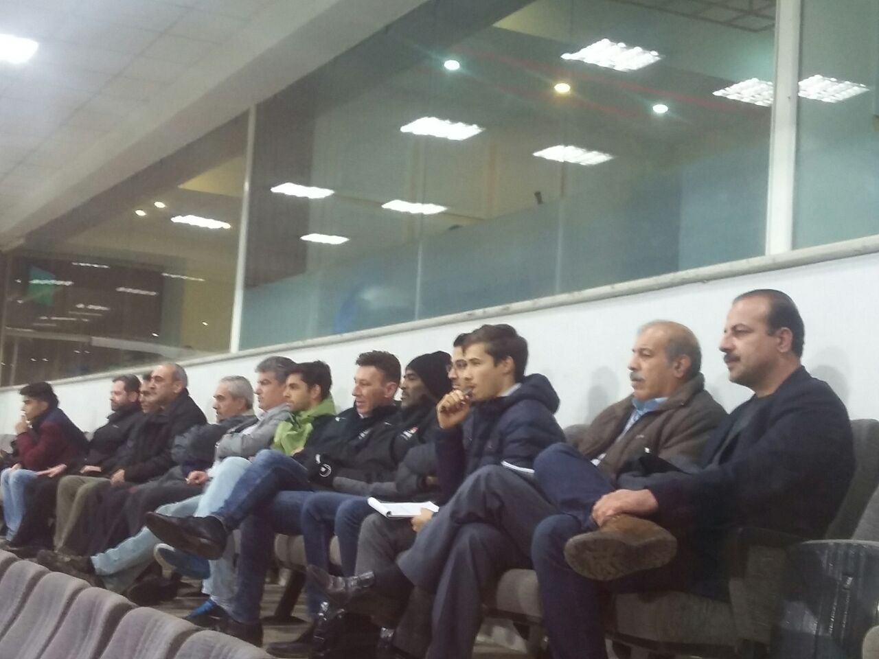 حضور محمد انصارى روى نيمكت پرسپوليس/بازوبند مشكى در دستان بازيكنان دو تيم