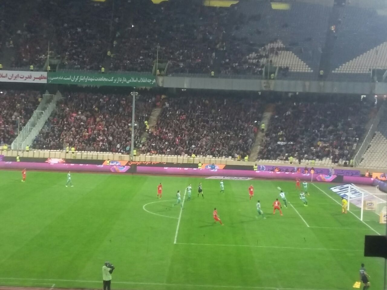 حضور محمد انصارى روى نيمكت پرسپوليس/بازوبند مشكى در دستان بازيكنان دو تيم