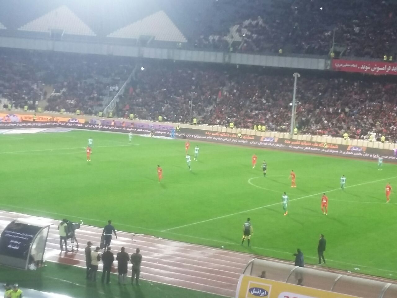 حضور محمد انصارى روى نيمكت پرسپوليس/بازوبند مشكى در دستان بازيكنان دو تيم