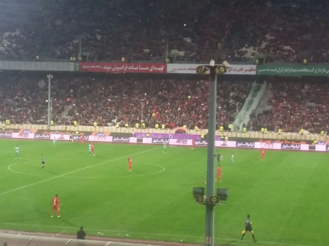حضور محمد انصارى روى نيمكت پرسپوليس/بازوبند مشكى در دستان بازيكنان دو تيم