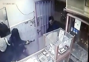 لحظات رعب‌آور سرقت از یک طلافروشی با اسلحه! + فیلم