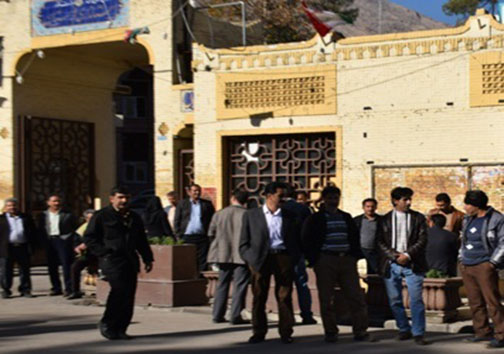 تجمع کارگران کارخانه پارسیلون در مقابل استانداری لرستان +تصاویر