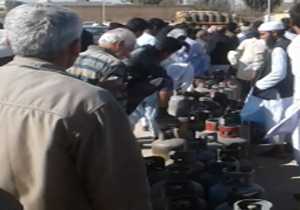 صف چندصد متری برای گرفتن کپسول گاز + فیلم