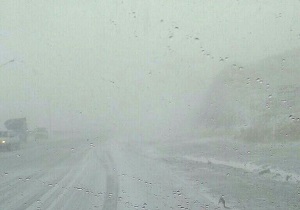 آغاز بارش برف در مناطق اطراف شهر اورمیه+تصاویر