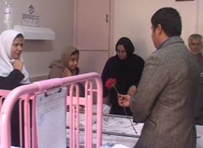 عیادت جمعی از دانش آموزان ازبیماران بیمارستان تامین اجتماعی زاهدان
