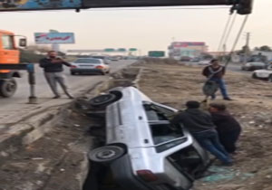 ایمن نبودن جاده باعث واژگونی پراید شد + فیلم و عکس